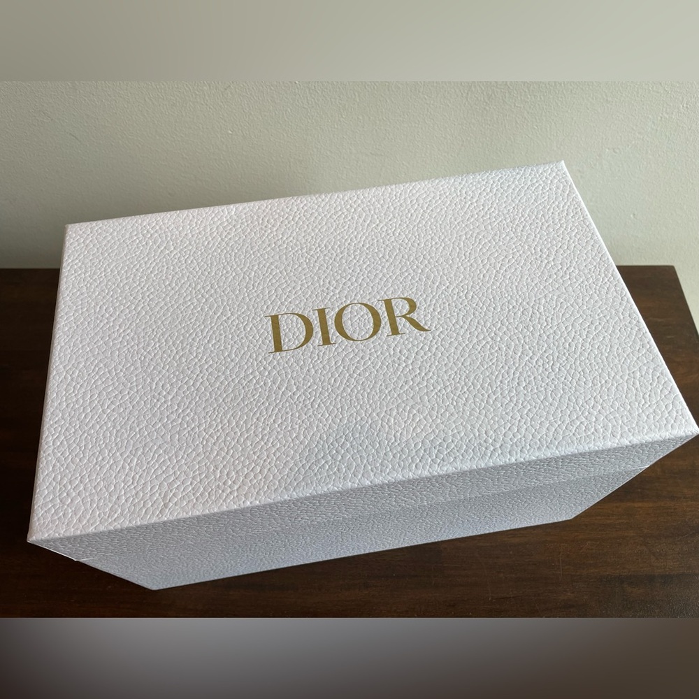 !!NIB!!  Dior Beauty Platinum Member Vanity Set 2025 - So Giftable!!! - Picture 2 of 4